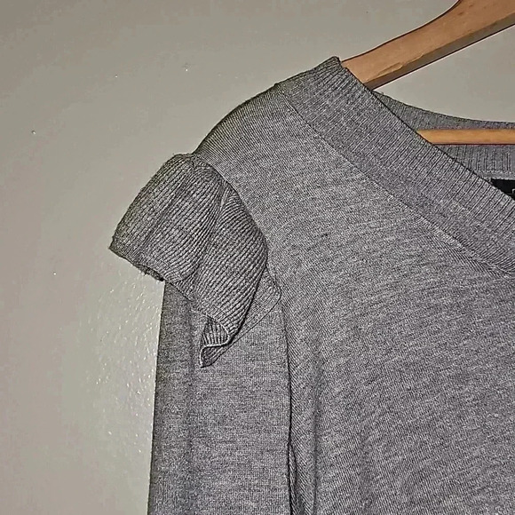 NWT Truth by Republic Gray Ruffled Shoulder Long Sleeve V-Neck Sweater - Medium - Picture 3 of 6